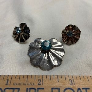 VINTAGE silver tone pin brooch and clip on earrings with leaf motif